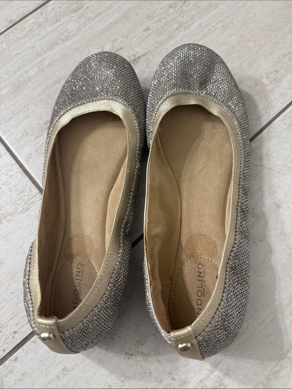 Bandolino Sparkle Ballet Flats in Silver with Cream Trim..size 8.5M .. new